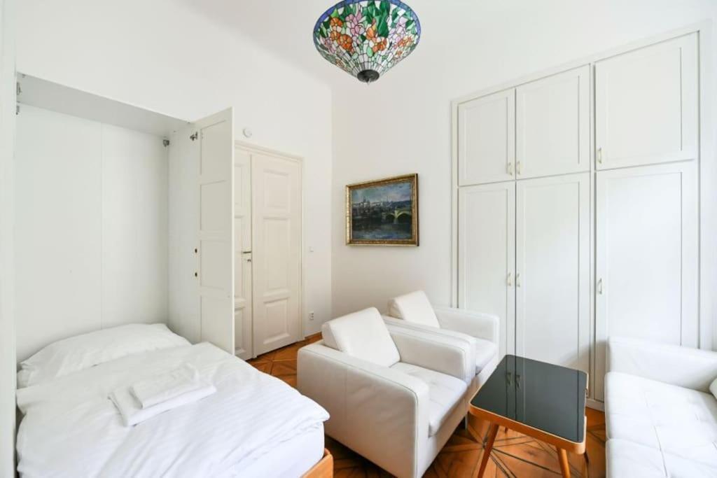 Apartment 5 Single Confortable Beds At Charles Bridge