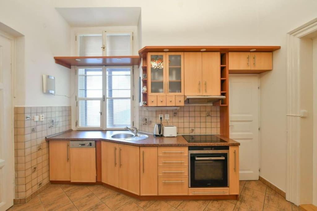 Apartment 5 Single Confortable Beds At Charles Bridge *