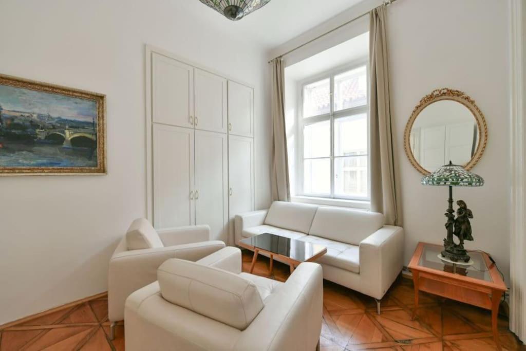 5 Single Confortable Beds At Charles Bridge Apartment Prague