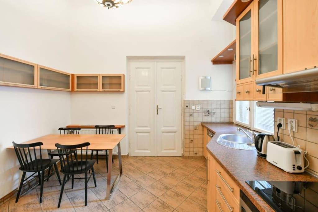 5 Single Confortable Beds At Charles Bridge Apartment