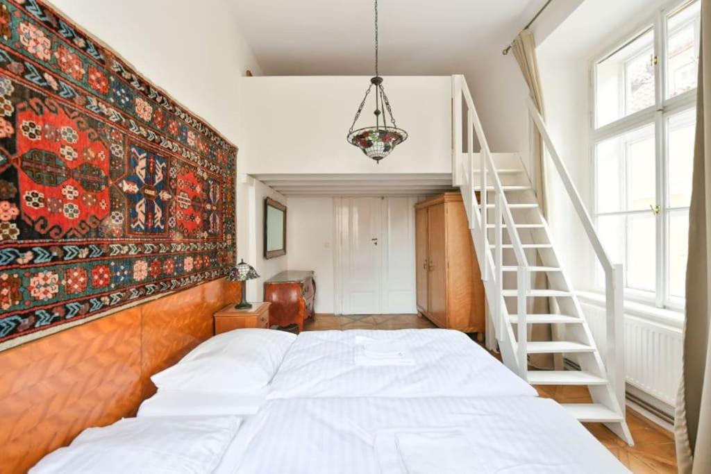 Apartment 5 Single Confortable Beds At Charles Bridge *