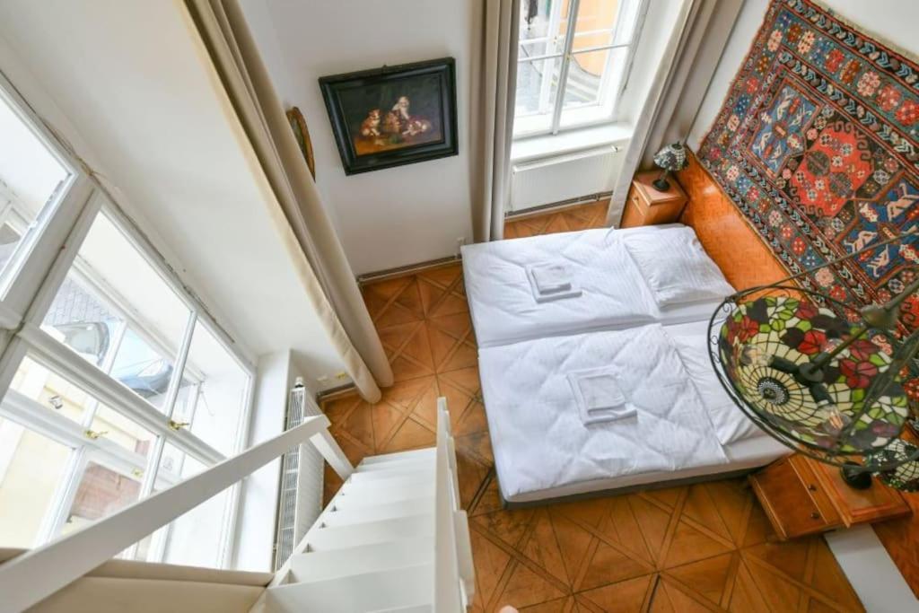 5 Single Confortable Beds At Charles Bridge * Prague